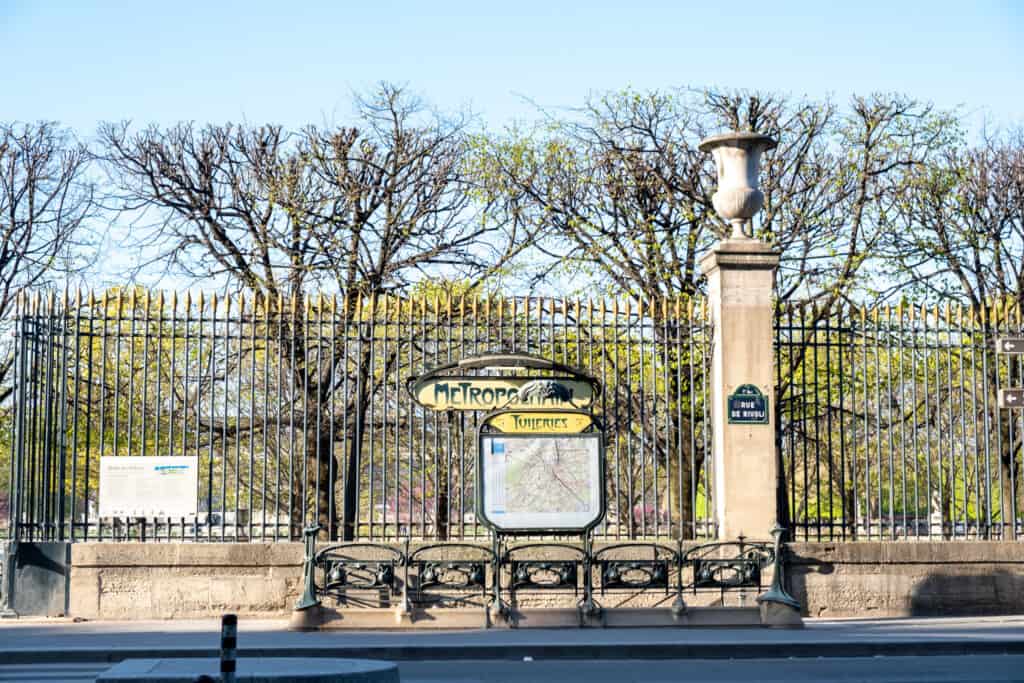 Paris Tuileries metro