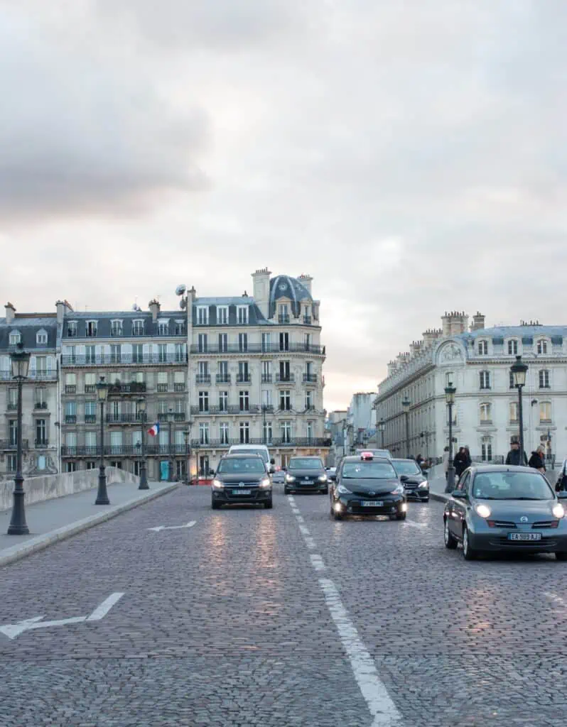 Taxis in Paris. How to get around Paris